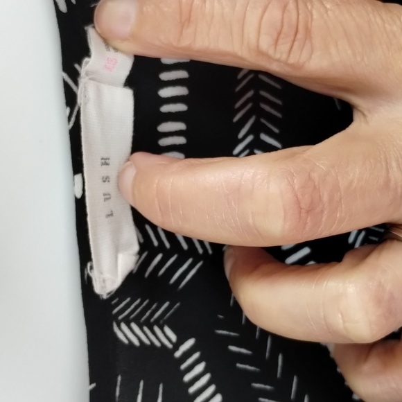 LUSH black and white.print blouse size XS v-neckline 3/4 sleeve flowy top - Picture 4 of 6